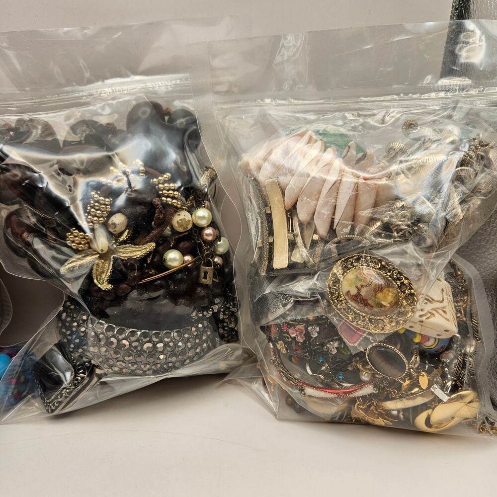 5 LB VINTAGE COSTUME JEWELRY LOT BOHO ETHNIC MIXED RESALE WEARABLE - Picture 3 of 6